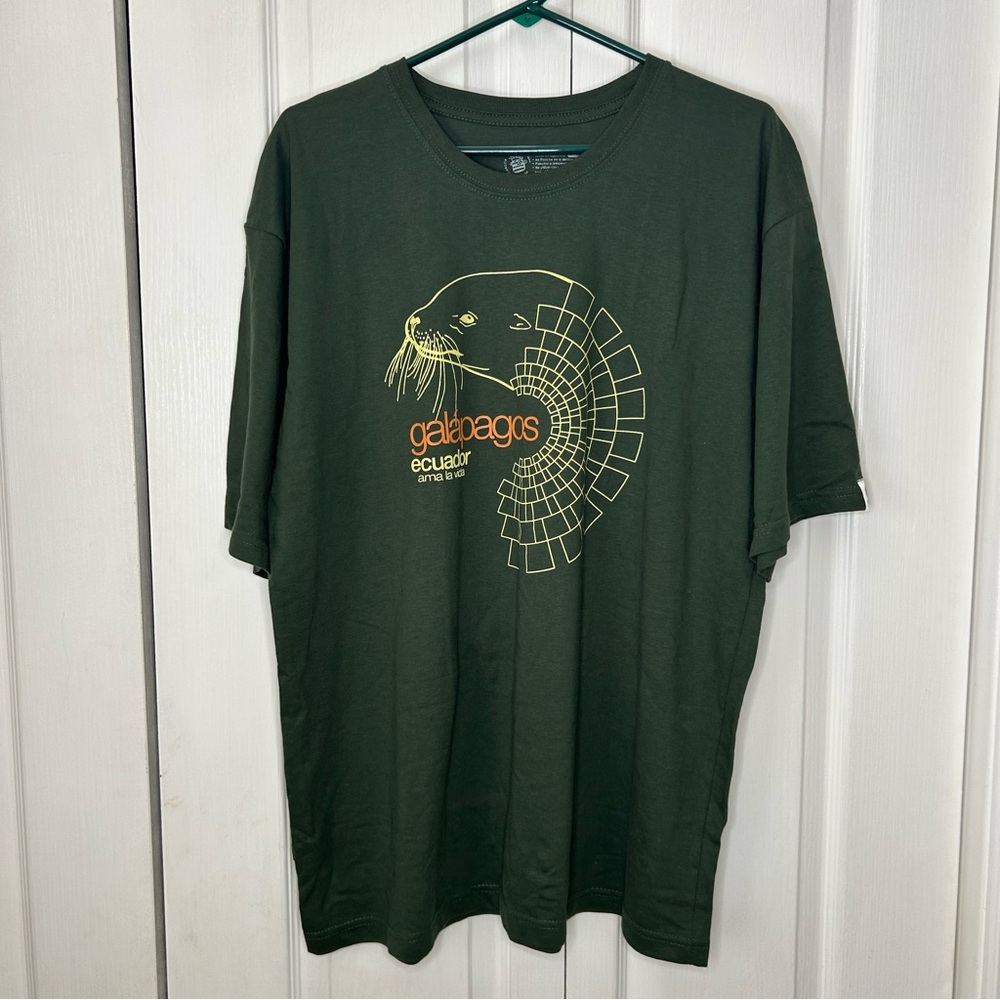 Galapagos Ecuador Graphic T-Shirt in Dark Green